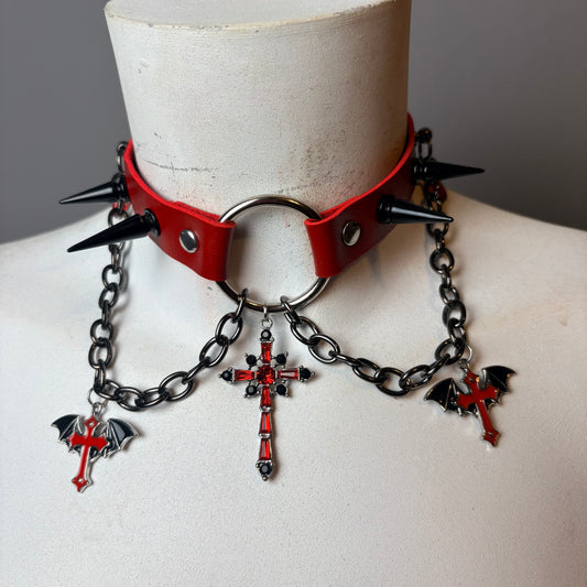 Chocker rosso e ciondoli