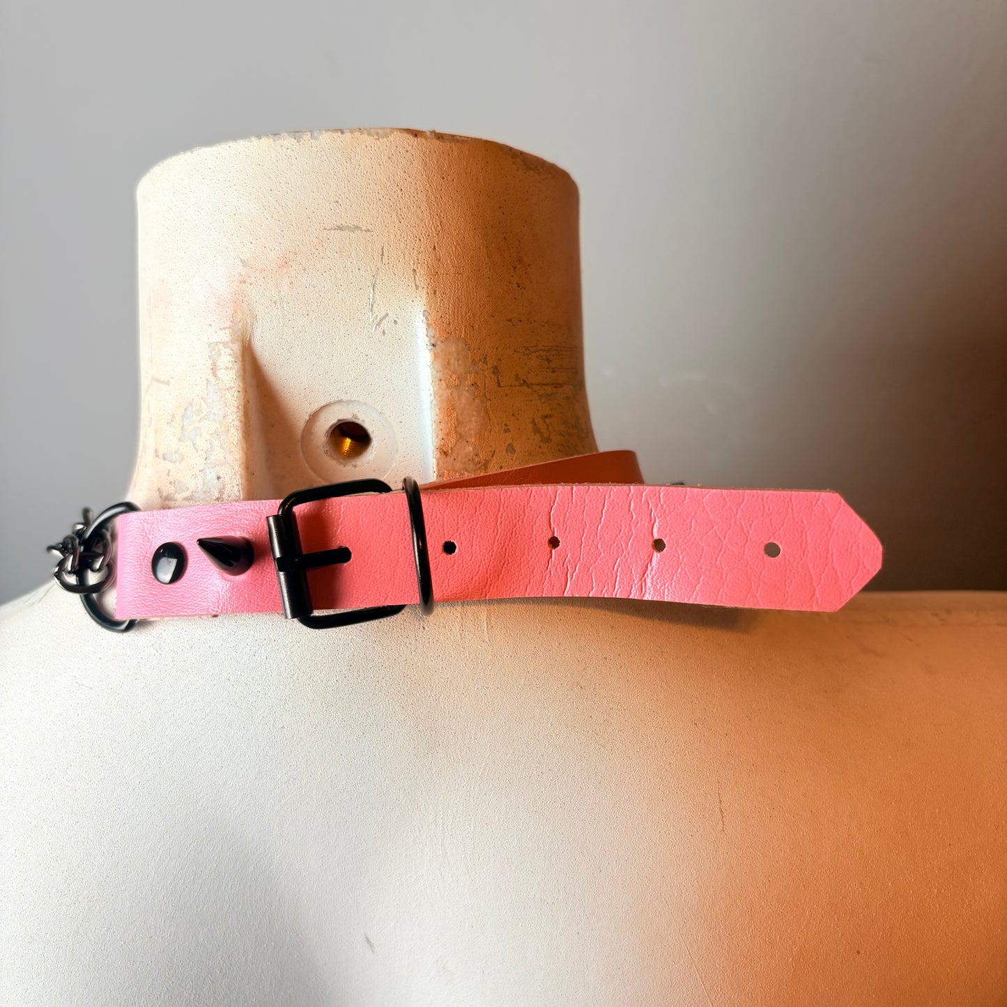 Chocker rosa con cuore sacro
