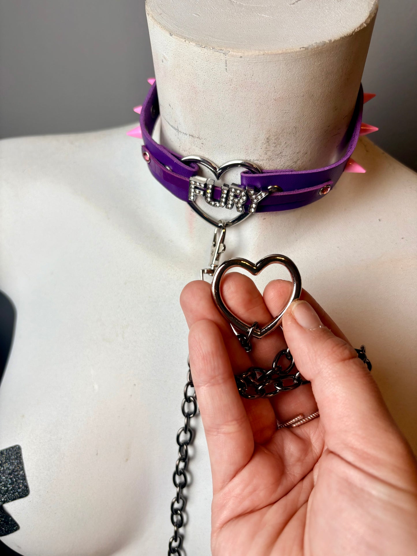 Chocker viola con scritta +guinzaglio