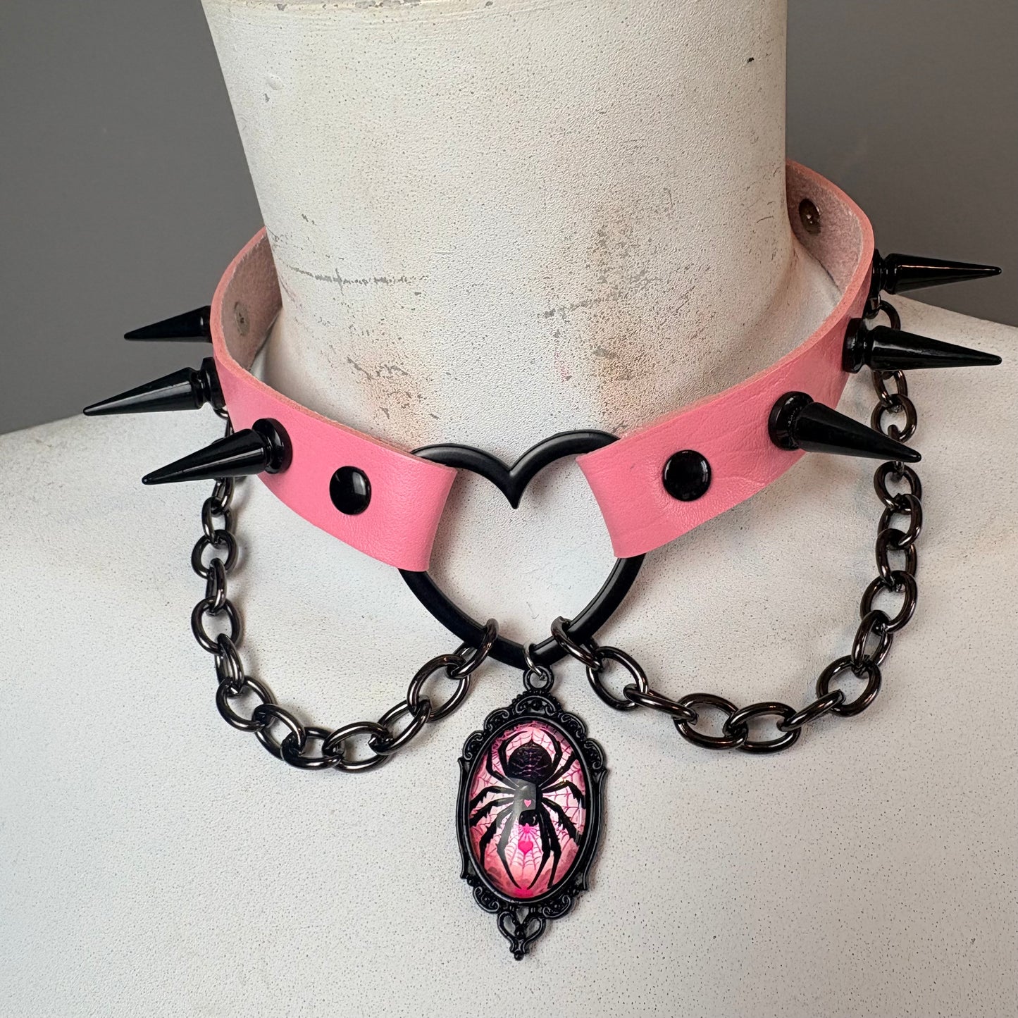Chocker rosa con catene nere