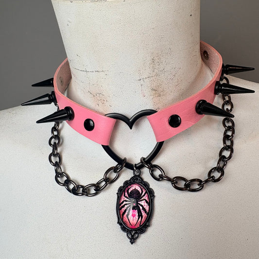 Chocker rosa con catene nere
