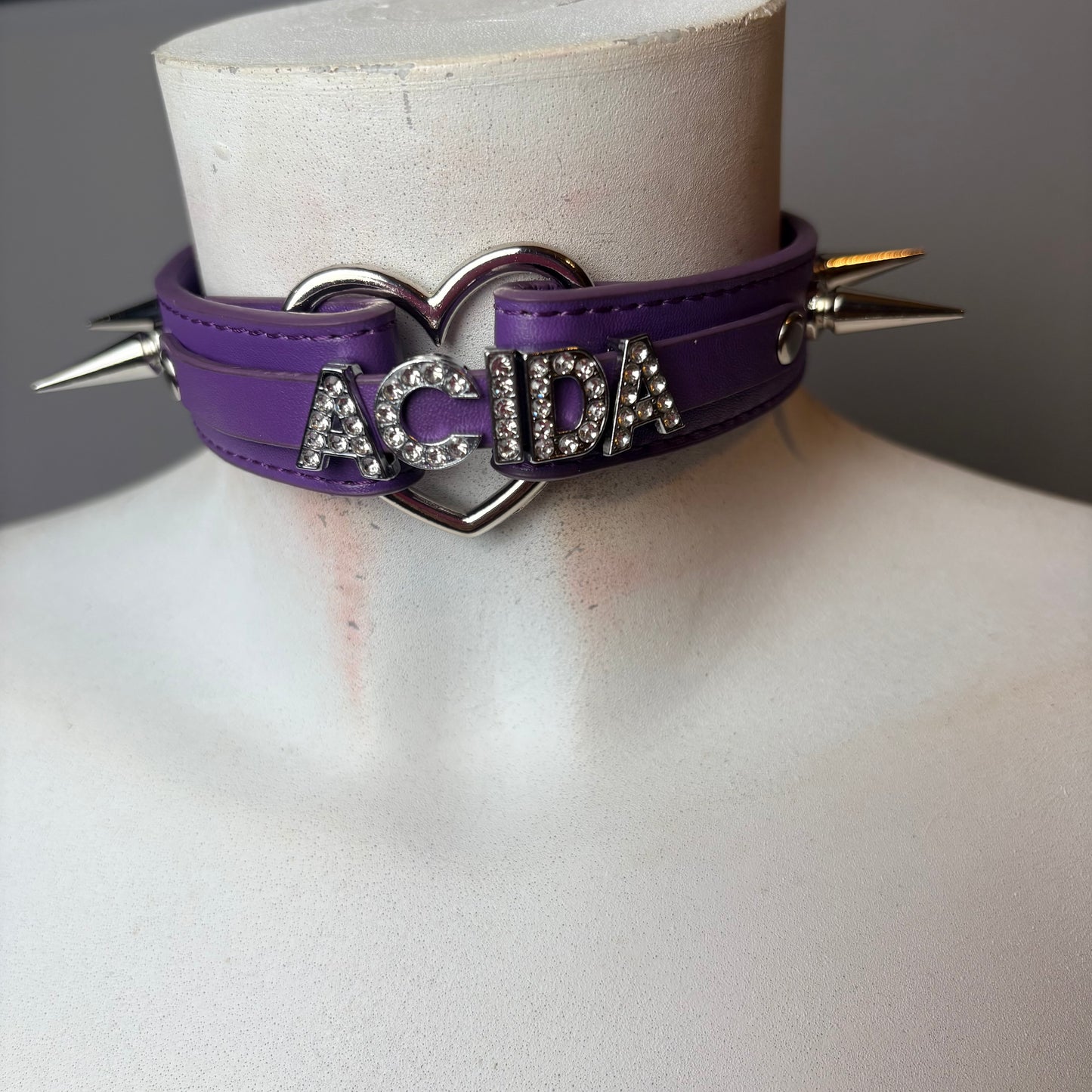 Chocker con scritta “acida” viola