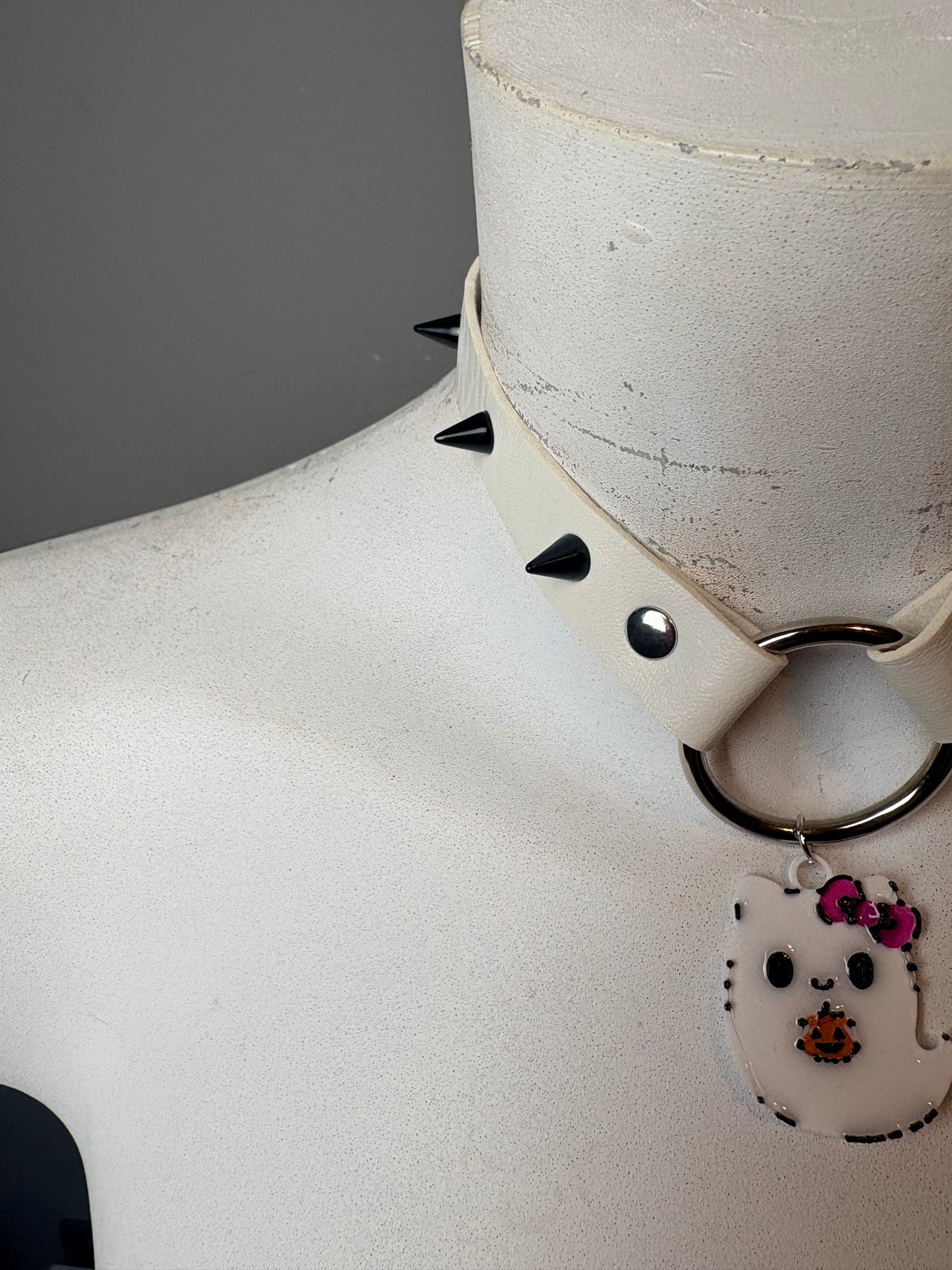 Chocker con Hello Kitty a forma di fantasma
