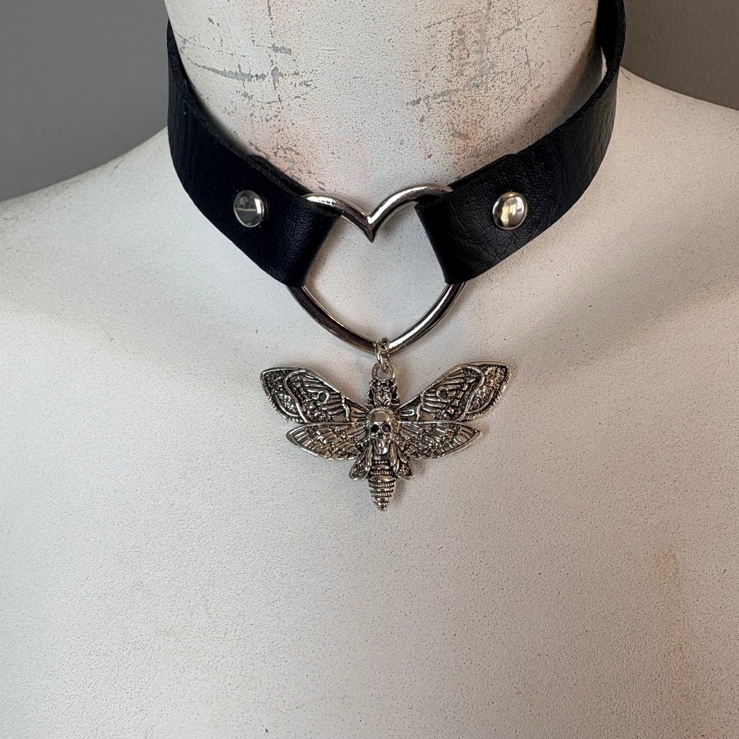 Chocker con falena argento e cuore