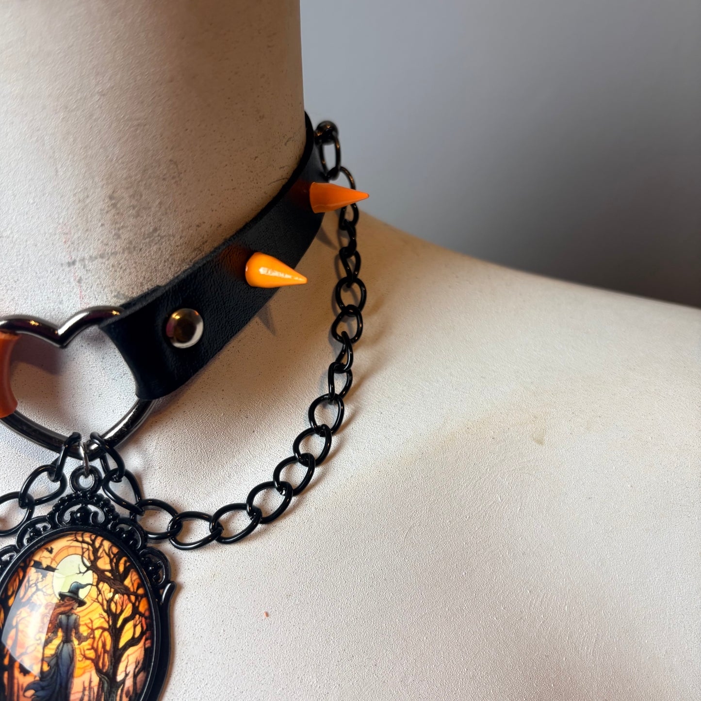 Chocker metà arancione metà nero