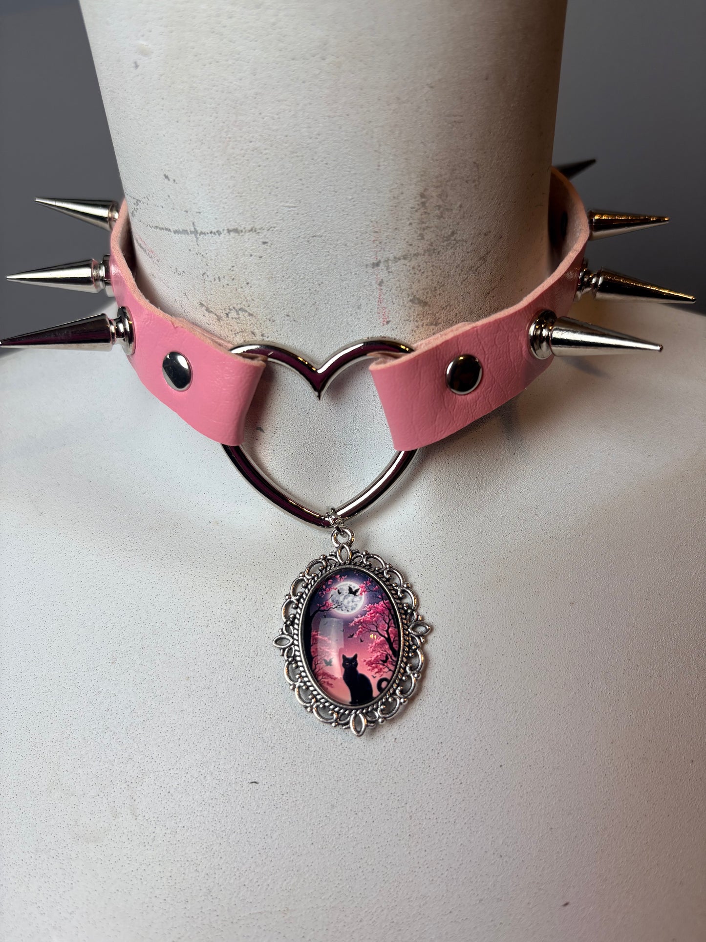 Chocker rosa con cuore e borchie