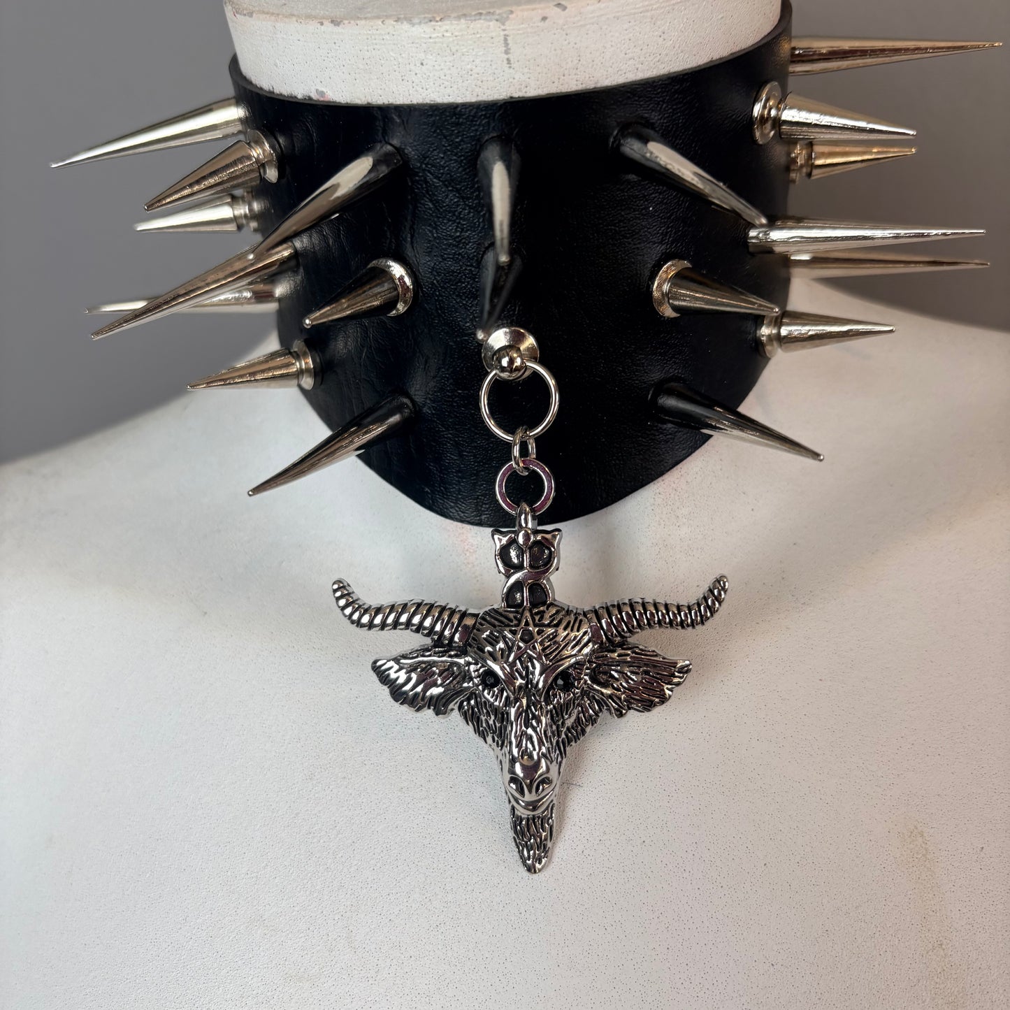 Collana ampia con borchie e ariete