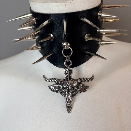 Collana ampia con borchie e ariete
