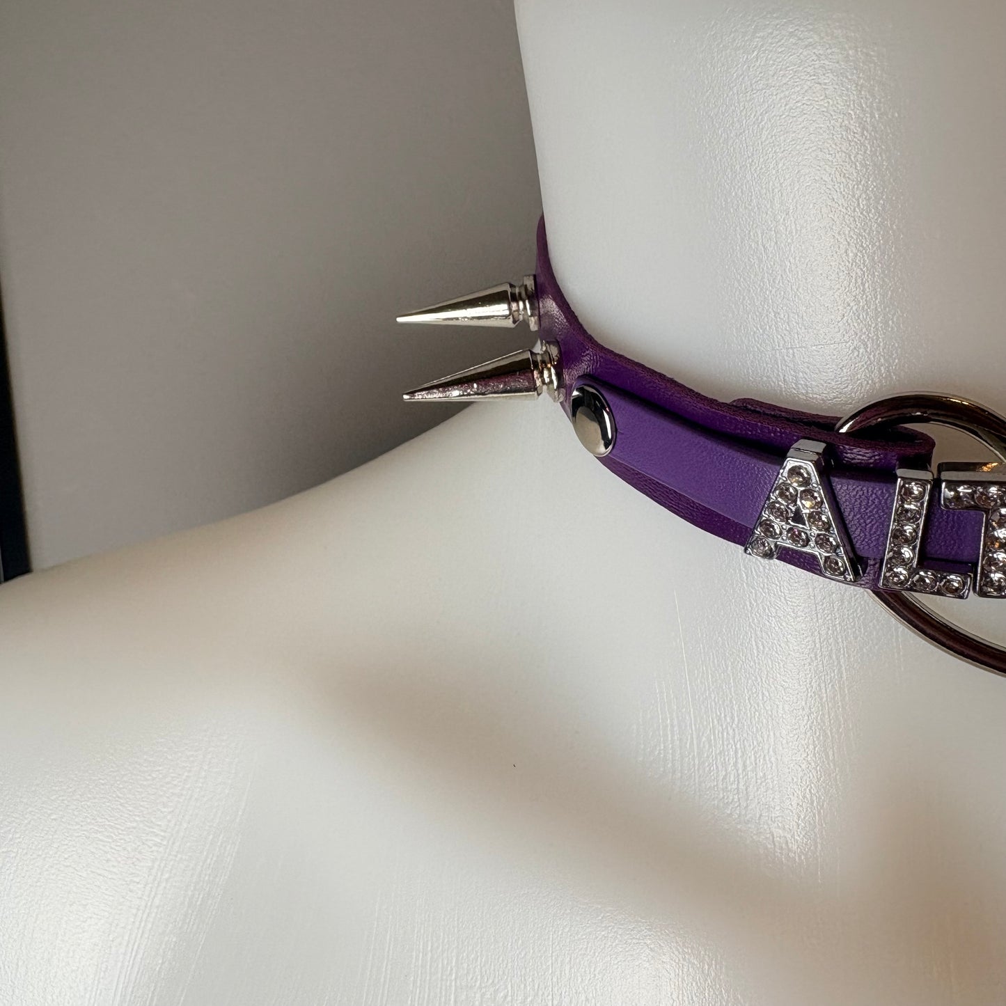 Chocker viola con scritta “Alt Girl”