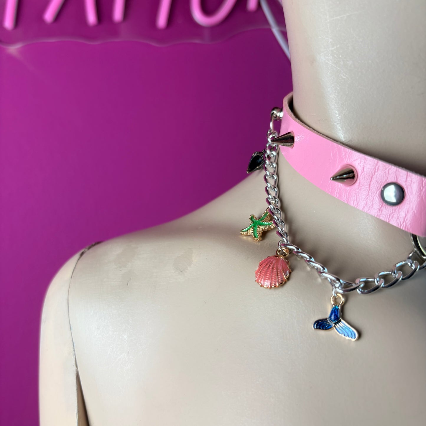 Chocker rosa con ciondoli pendenti