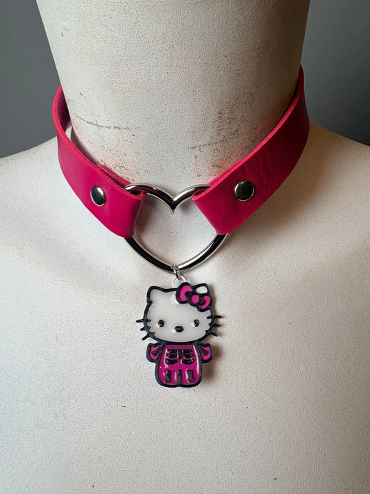 Chocker fuxia con ciondolo di hello kitty