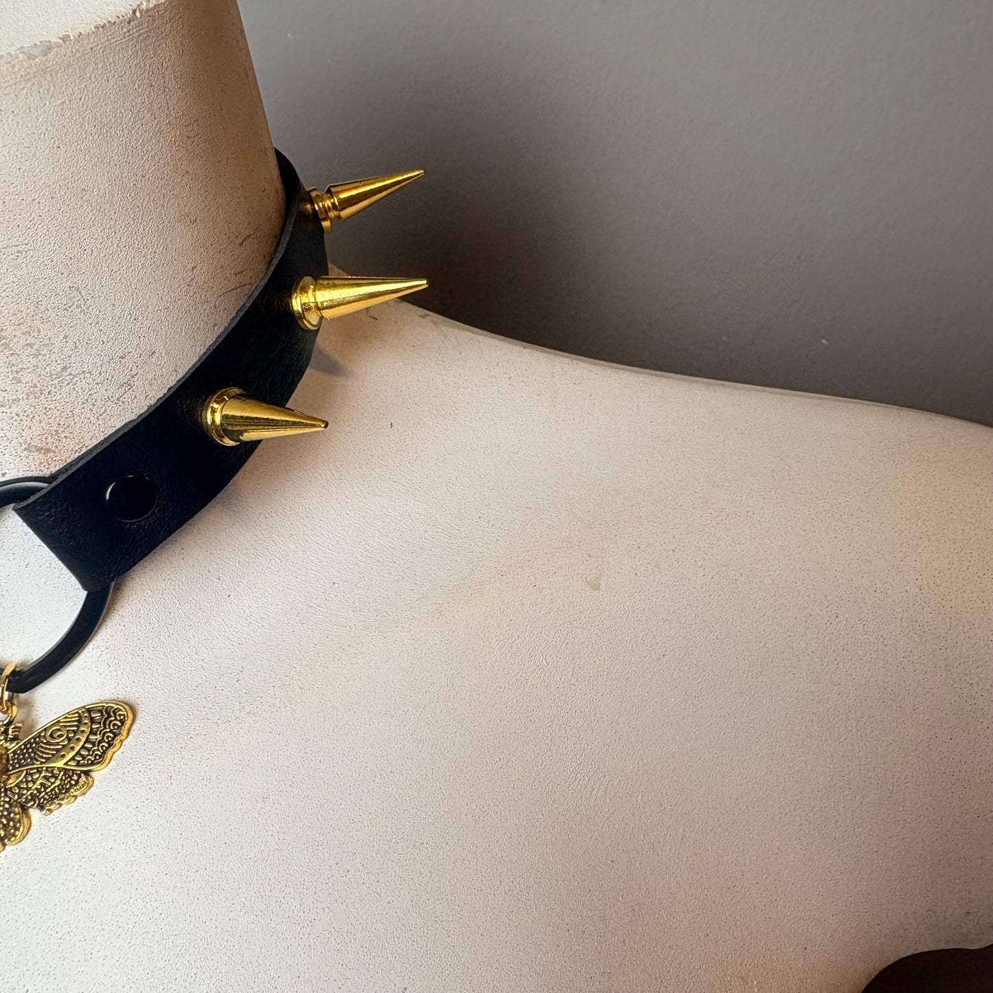 Chocker total black con falena oro