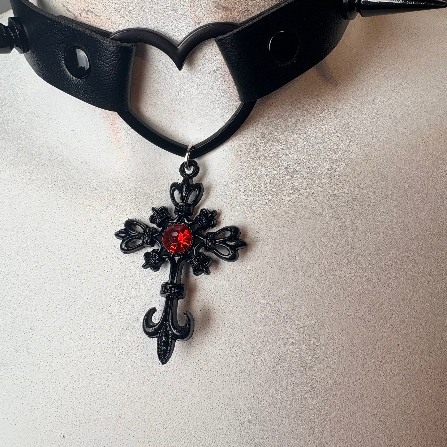 Chocker total black e croce black