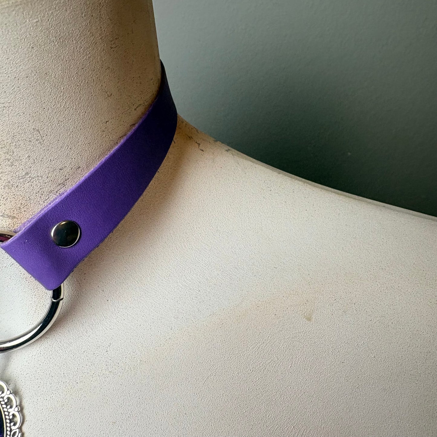 Chocker lilla con ciondolo