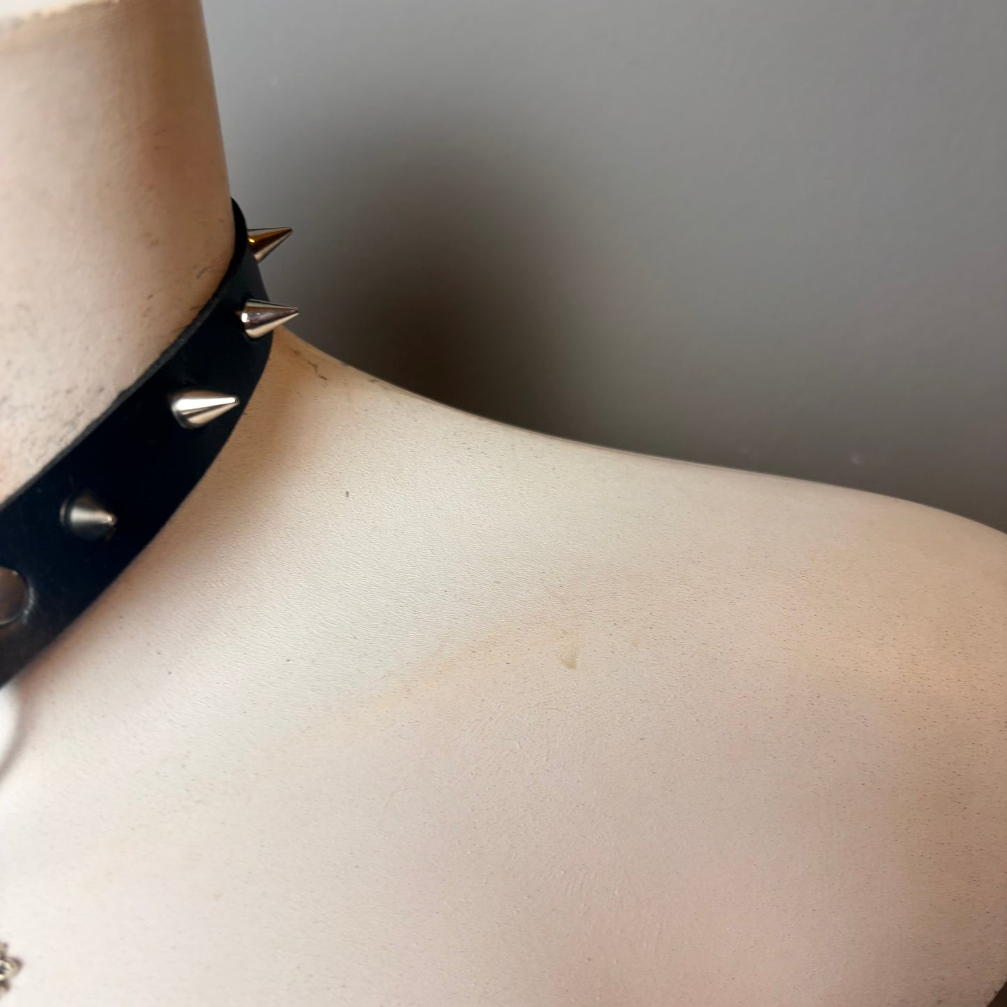 Chocker con borchie e ciondolo di falena e croce