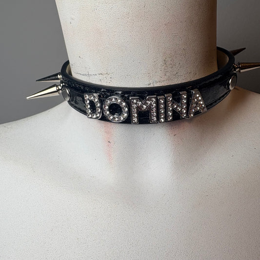 Chocker nero brillantato con scritta “domina”