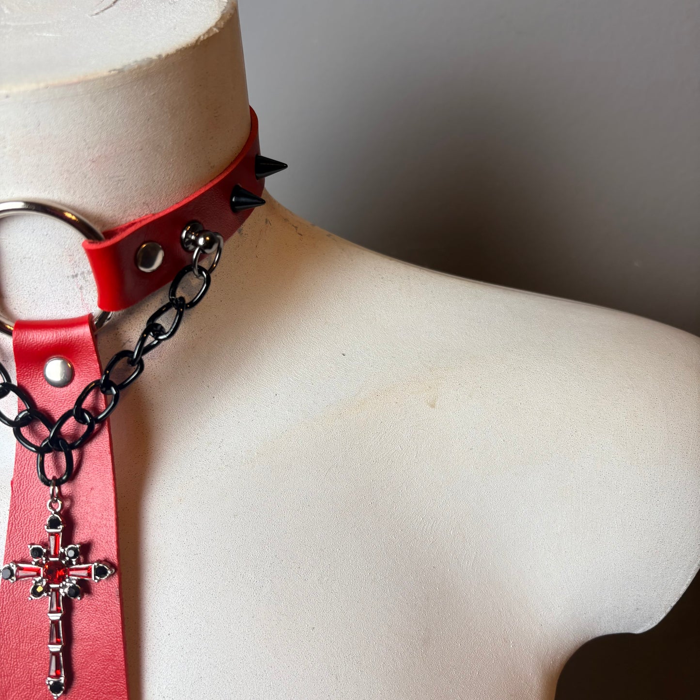 Cravatta rossa con croce e catene