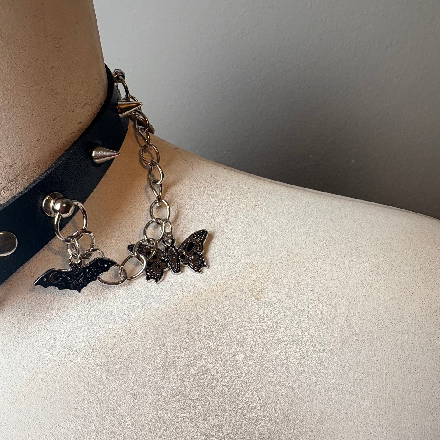 Chocker nero con ciondolo witchy