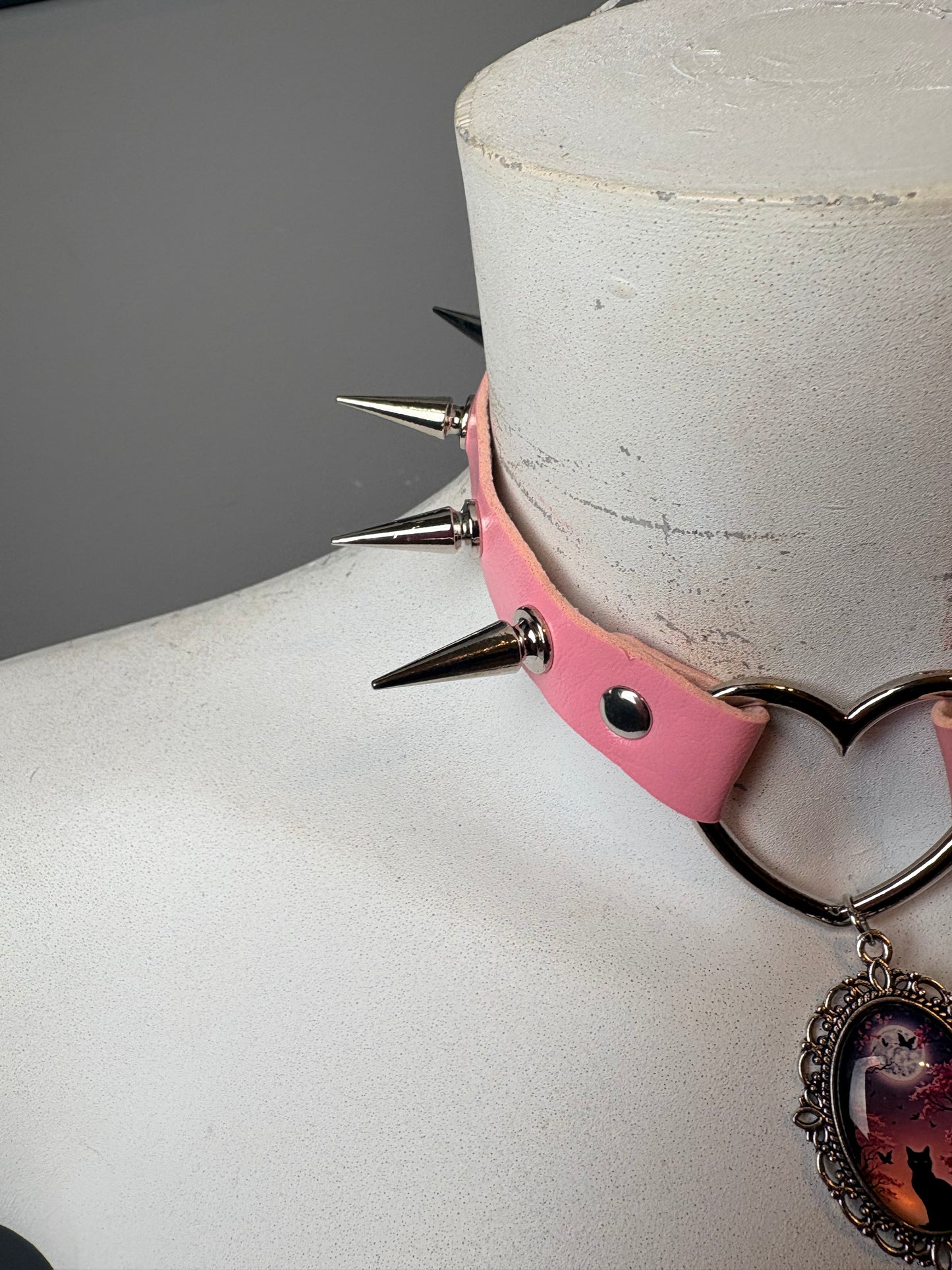 Chocker rosa con cuore e borchie