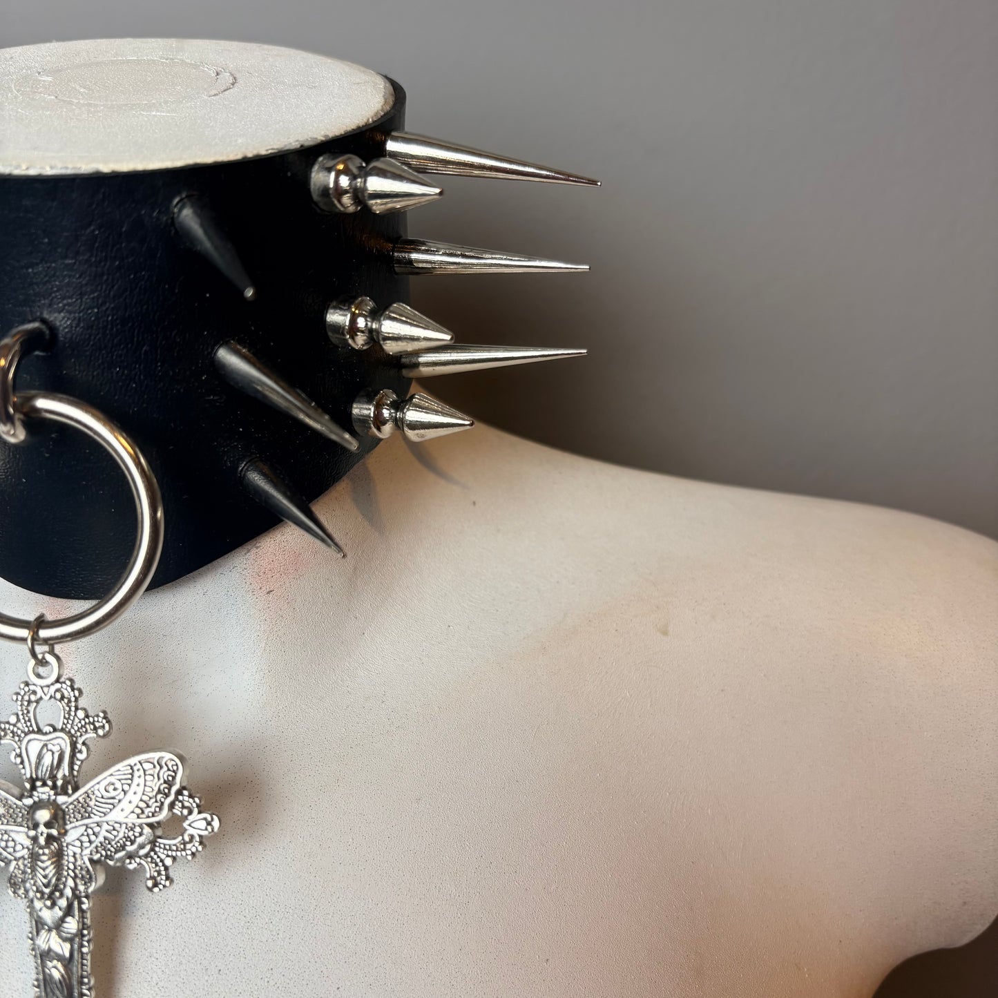 Chocker ampio con falena e croce