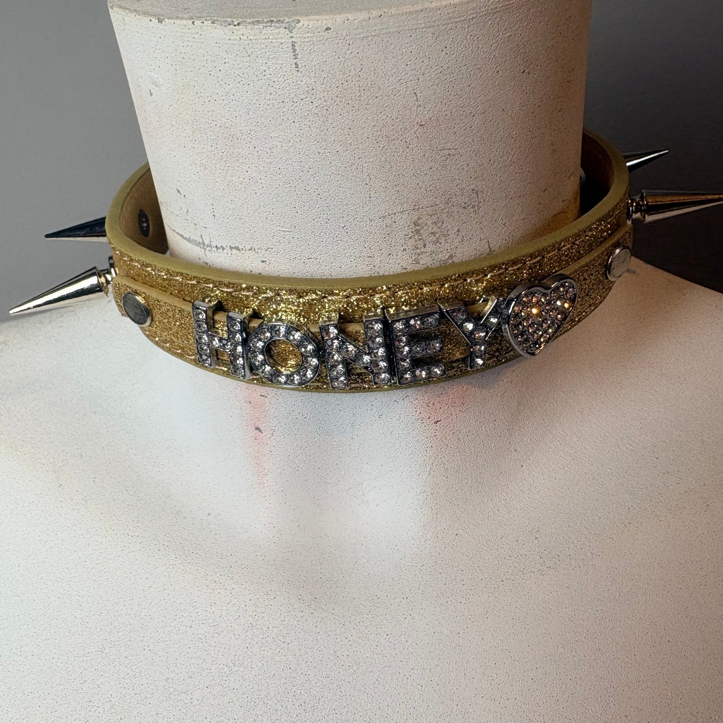 Chocker giallo brillantato con scritta