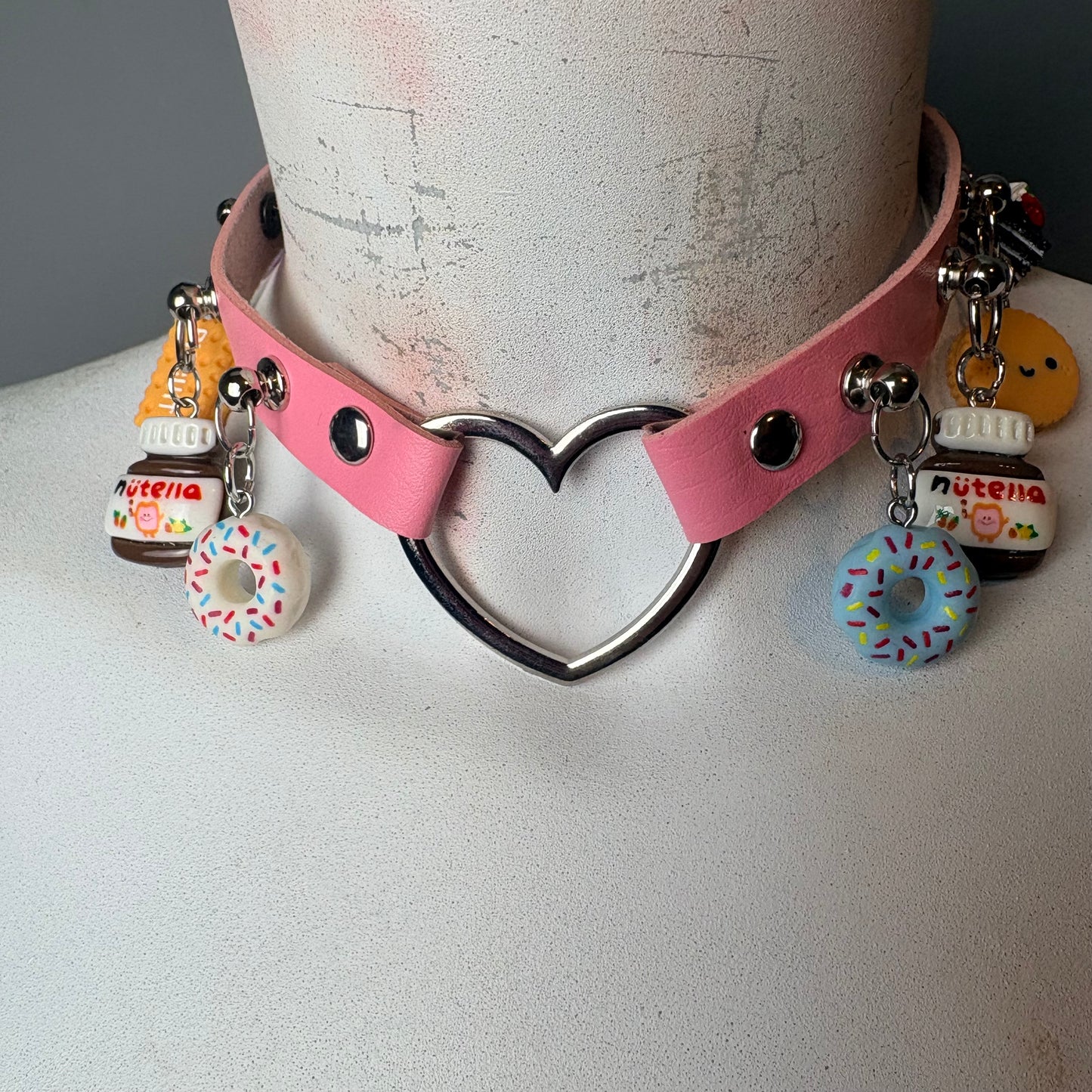 Chocker rosa con ciondoli