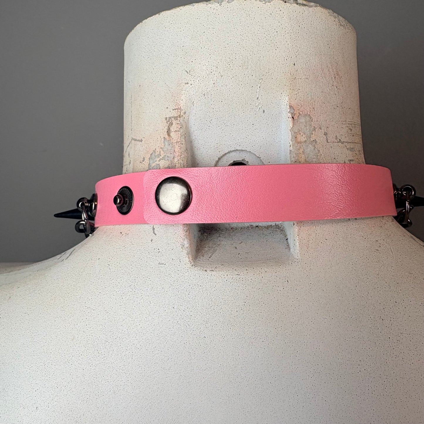 Chocker rosa con catene nere