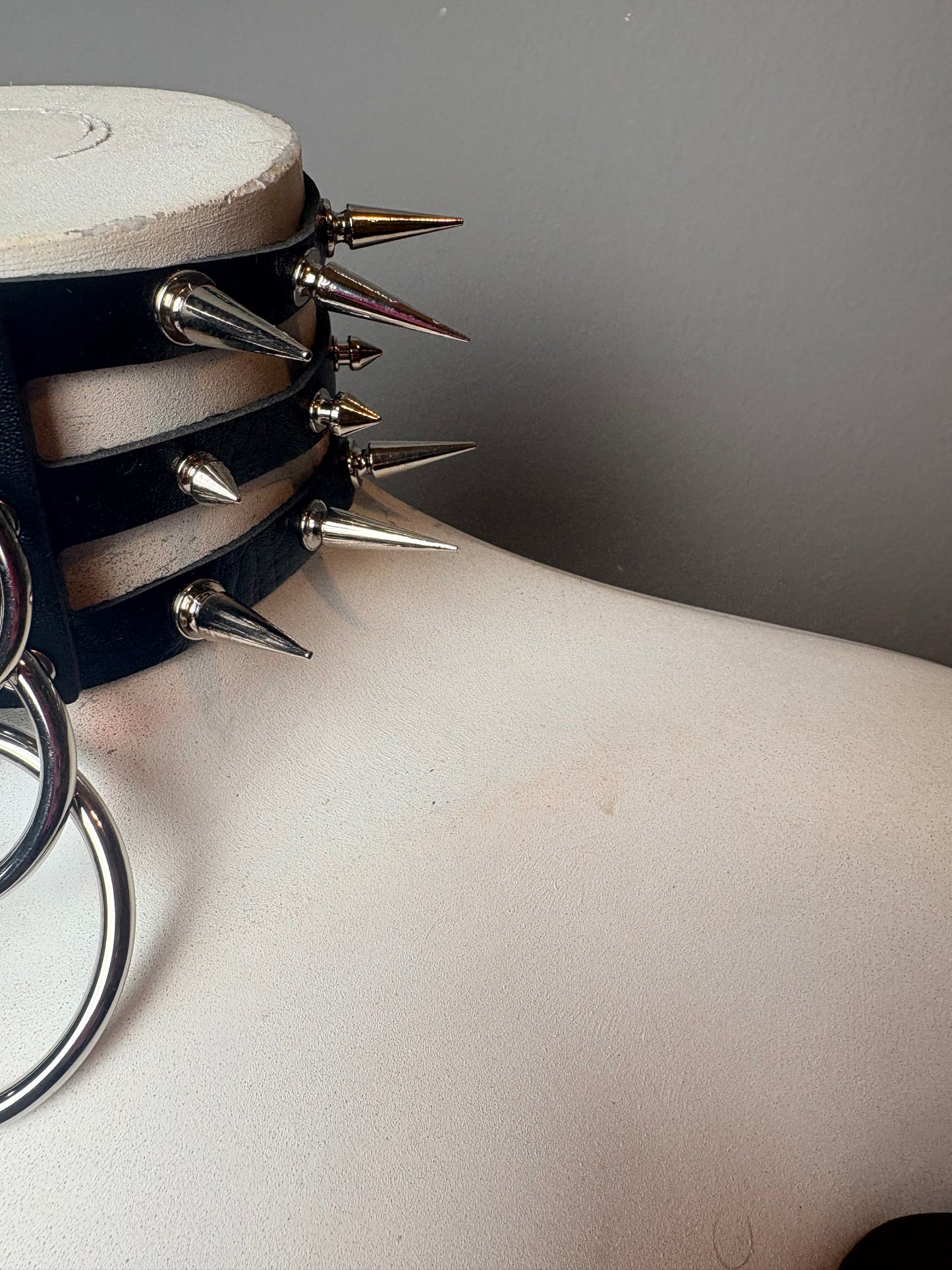 Chocker nero triplo giro con cerchi