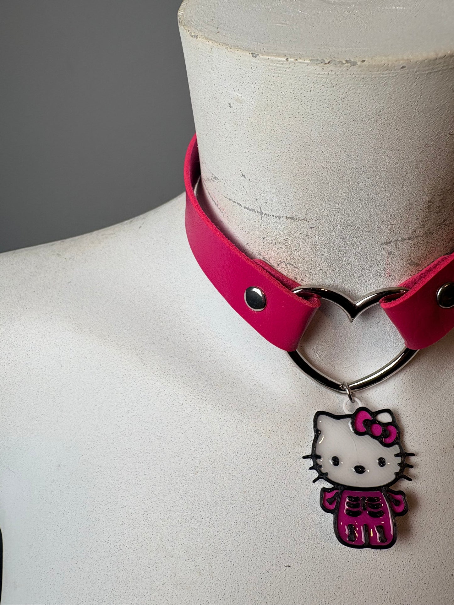 Chocker fuxia con ciondolo di hello kitty