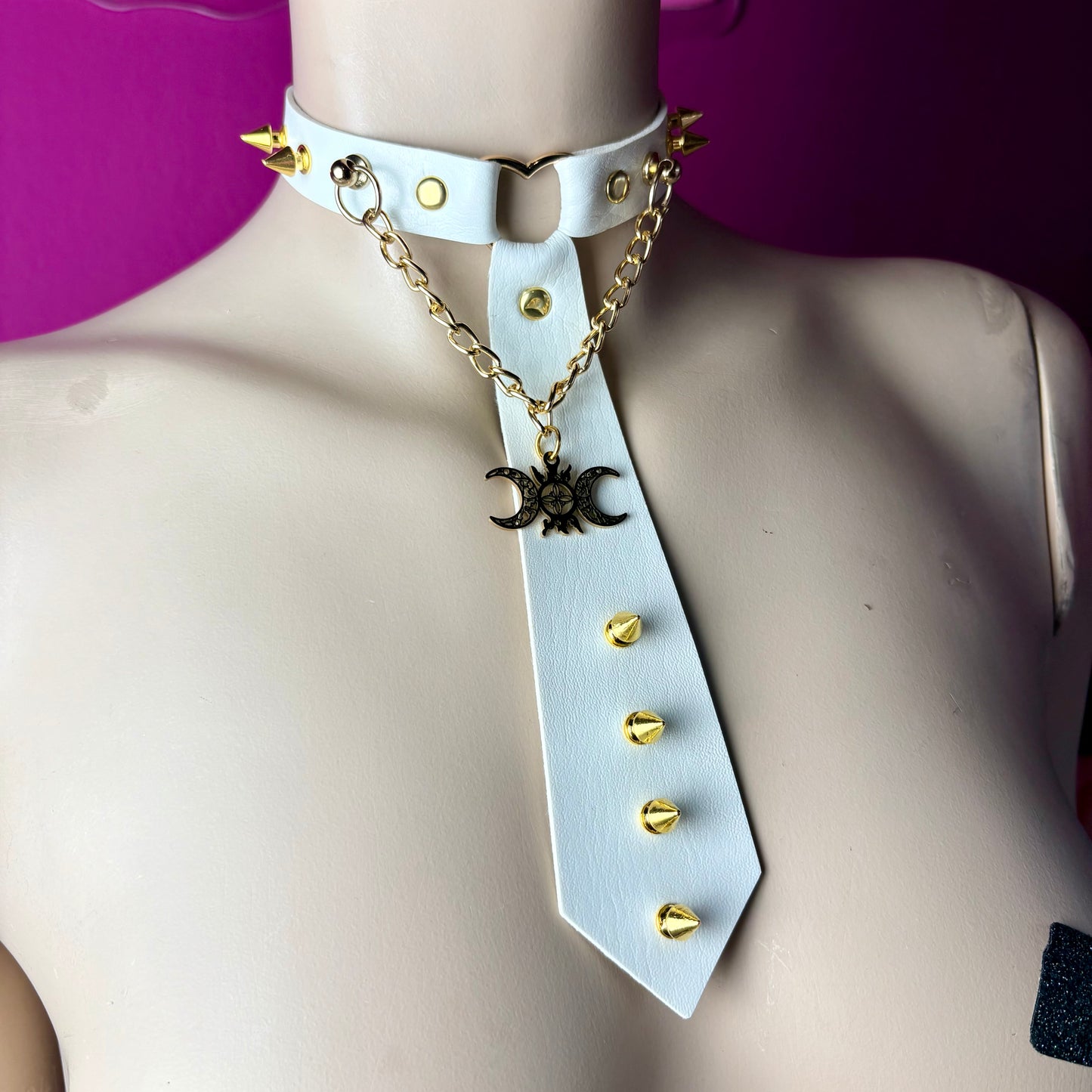 Cravatta bianca con dettagli oro