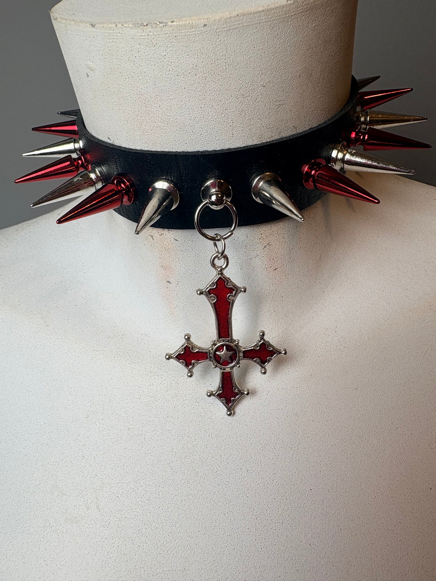 Chocker con borchie rosse e argento