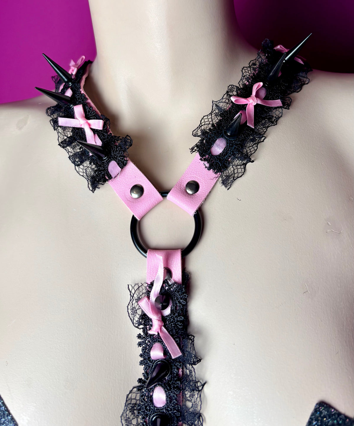 Harness rosa con pizzo nero
