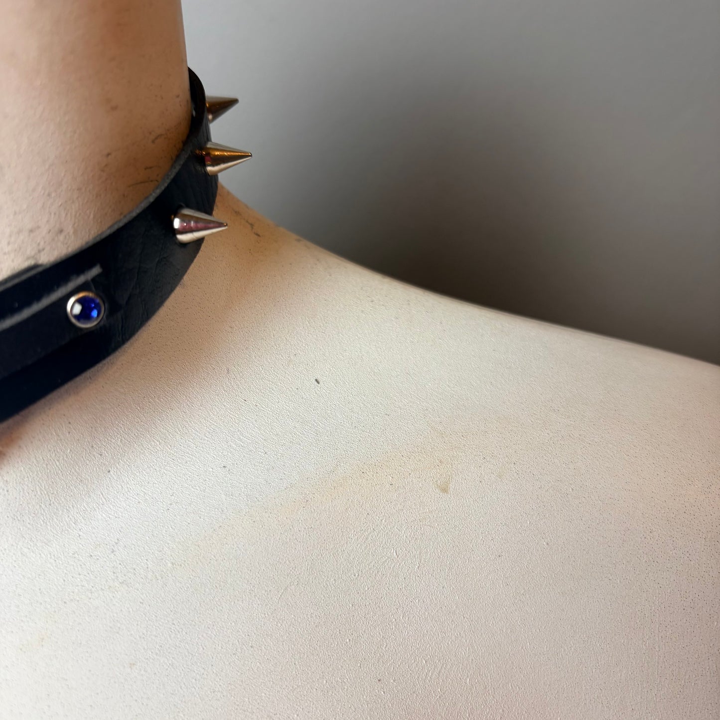 Chocker nero con scritta “Mind”