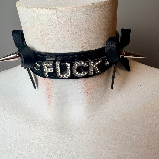 Chocker nero con scritta