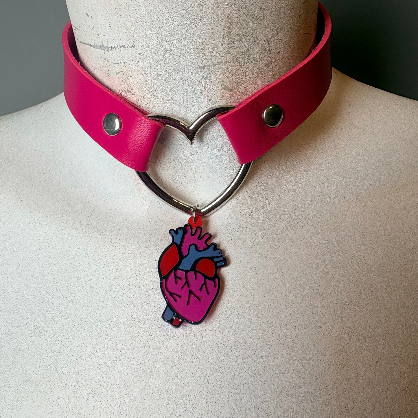 Chocker con cuore anatomico
