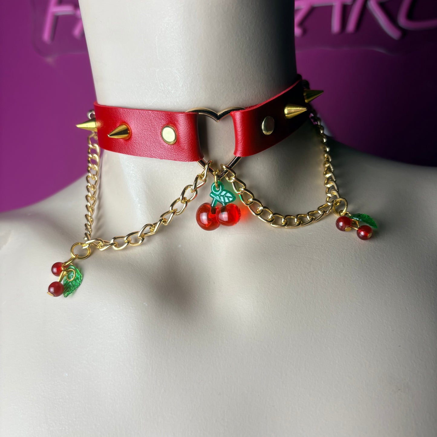 Chocker rosso con ciliegie