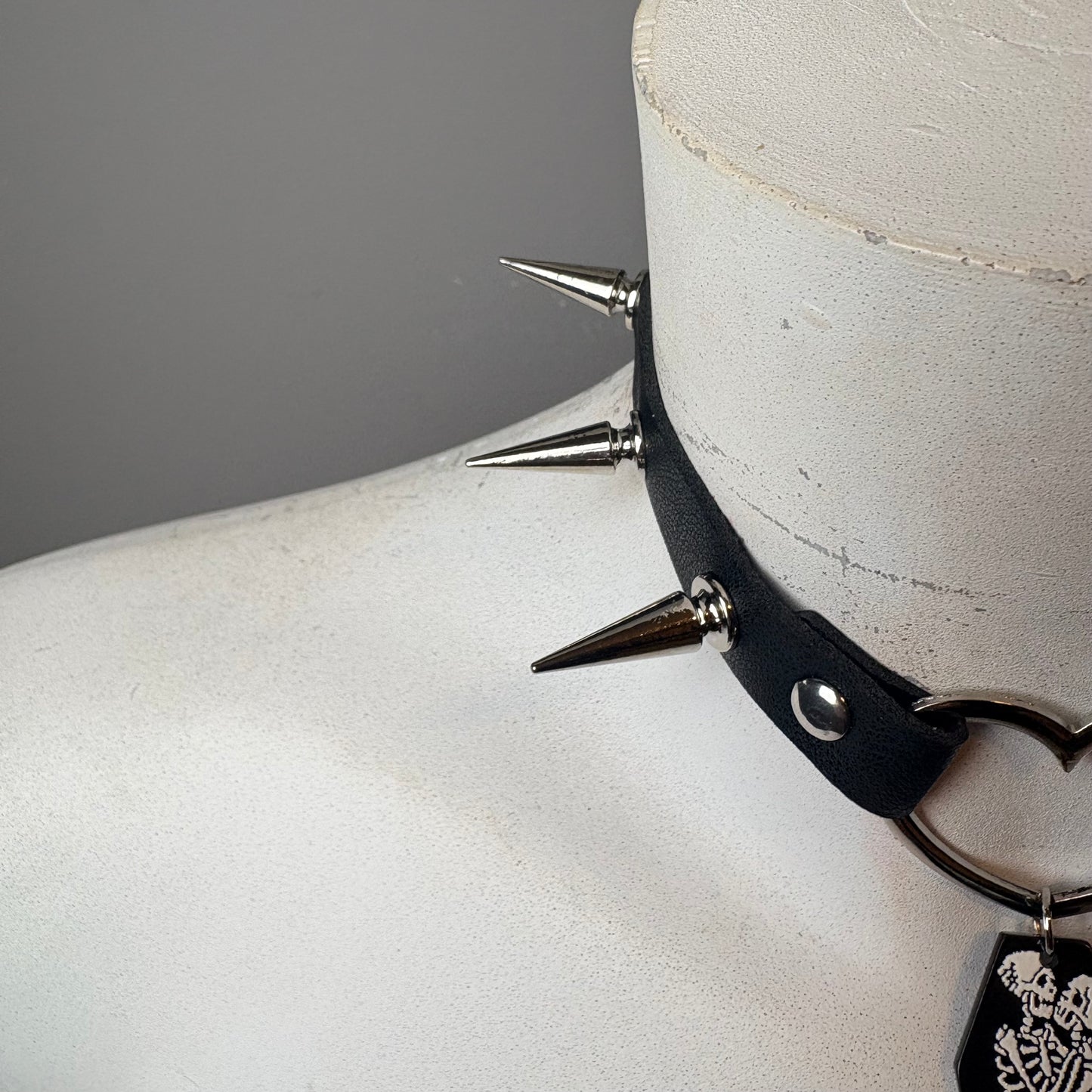 Chocker nero con borchie argento