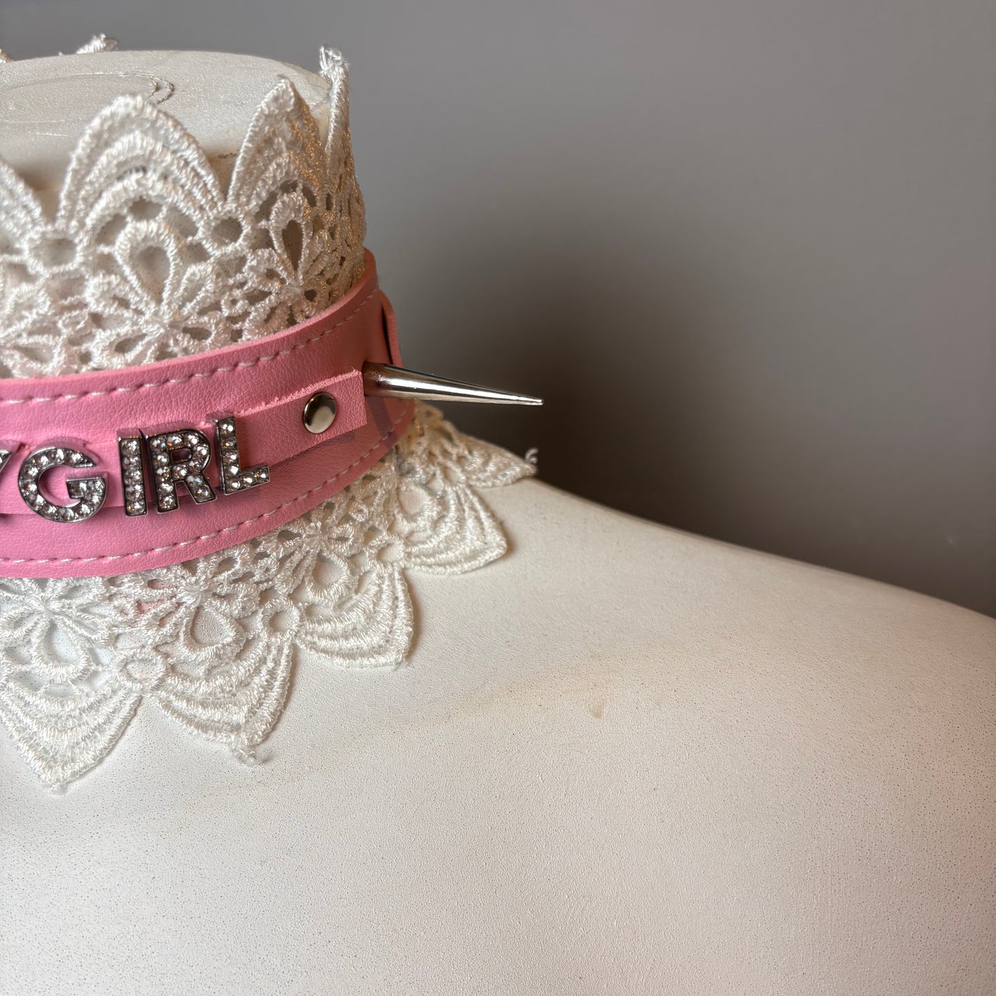 Chocker rosa con scritta e pizzo