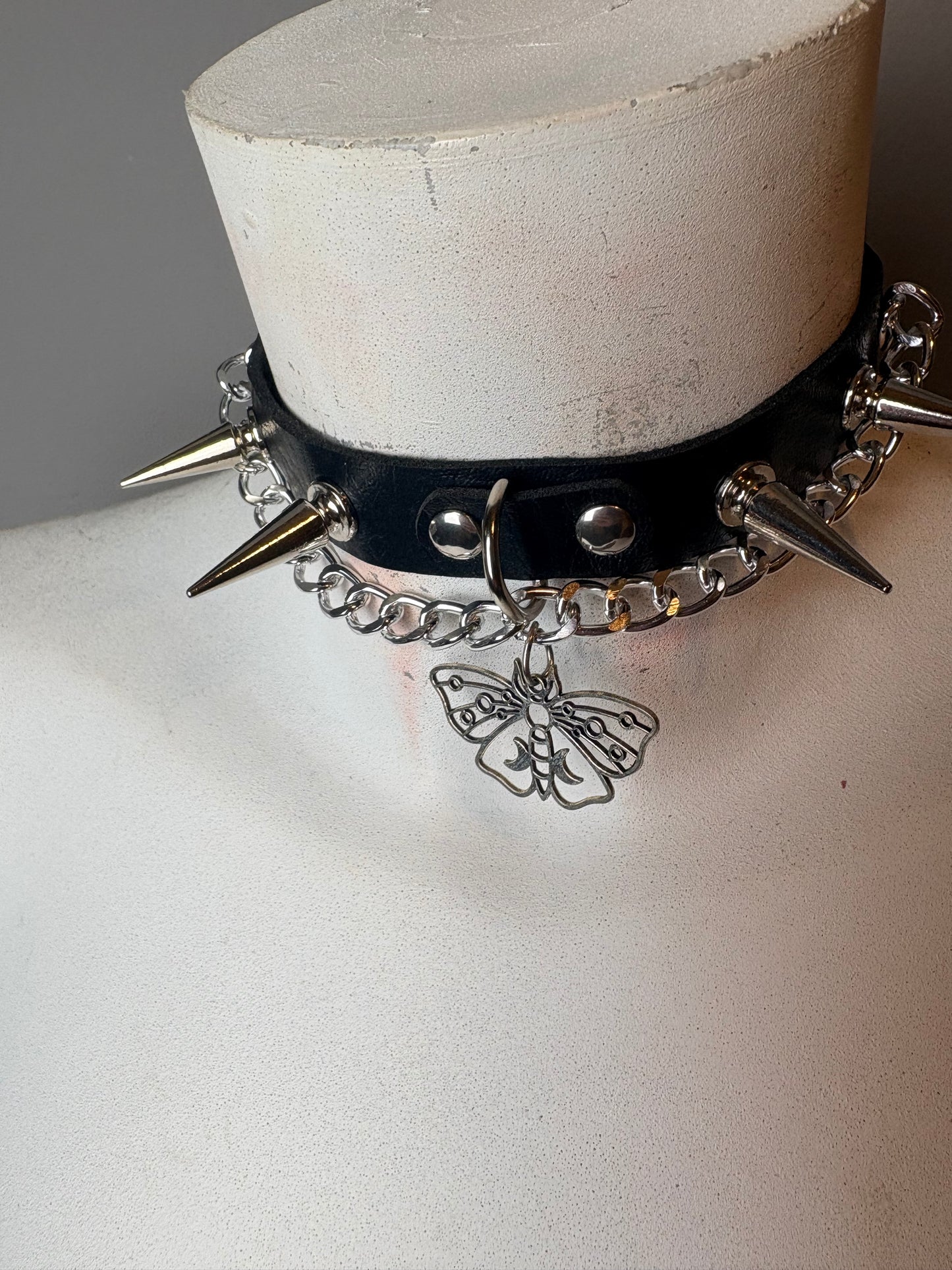 Chocker nero con ciondolo di falena