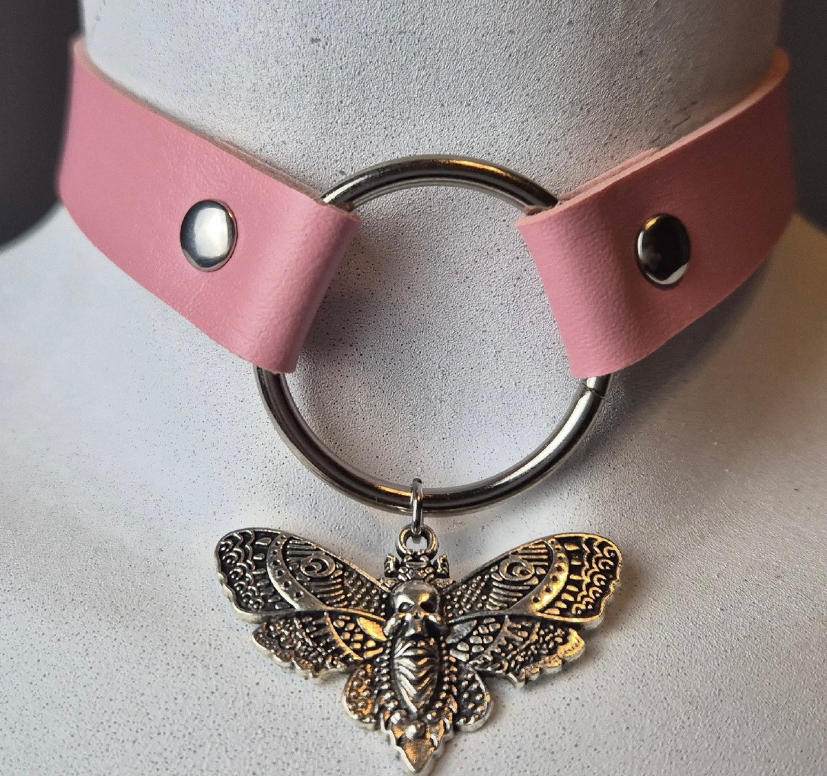 Choker con falena e cerchio
