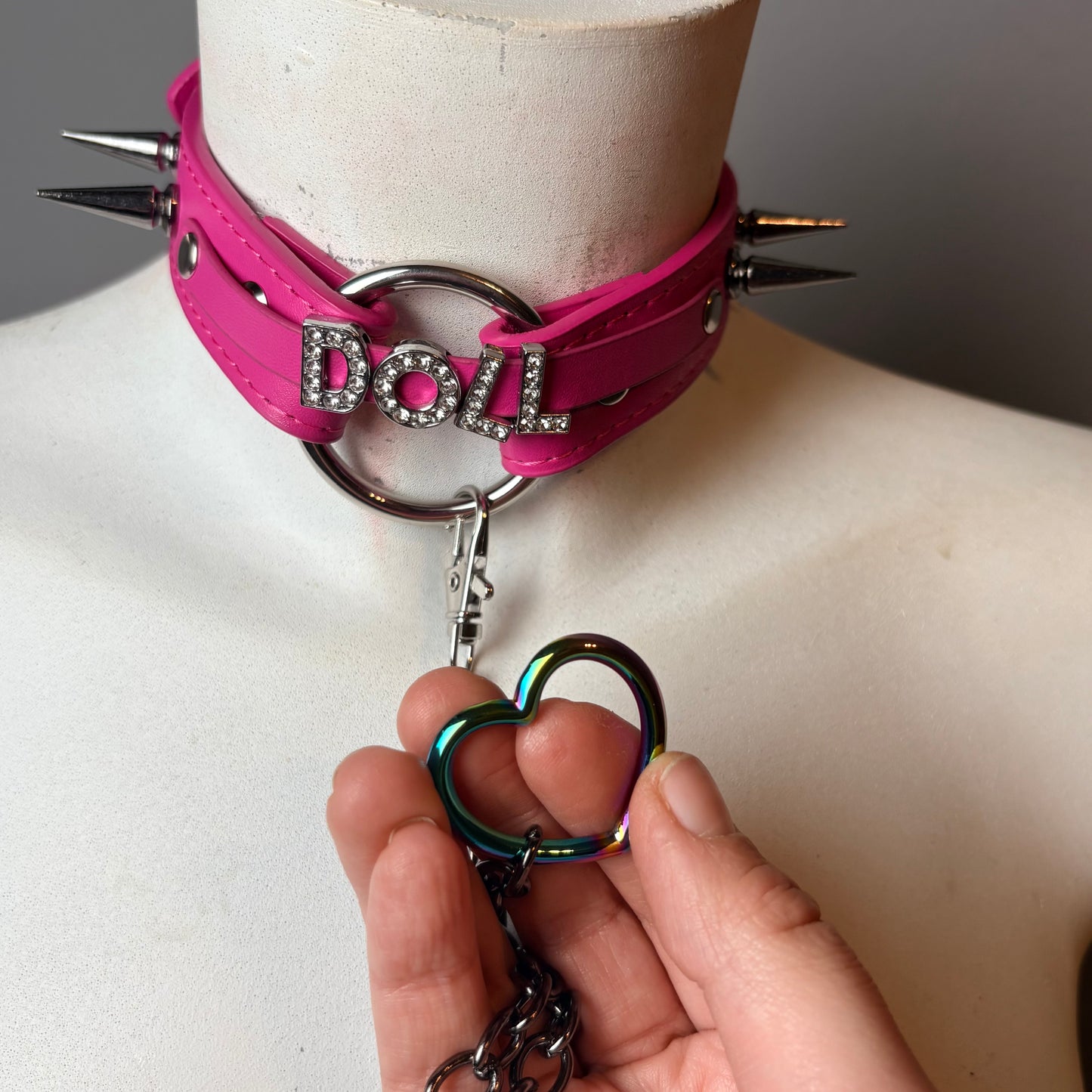 Chocker fucsia con scritta “doll”