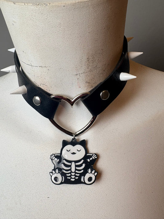 Chocker nero con borchie bianche e ciondolo di Pokemon