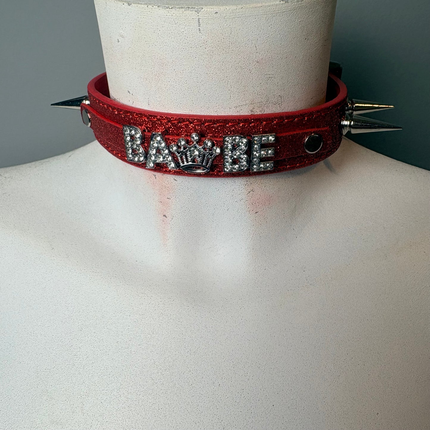 Chocker rosso con scritta babe