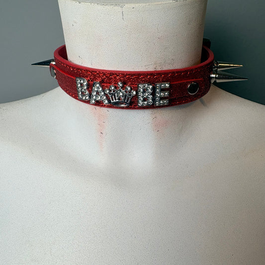 Chocker rosso con scritta babe