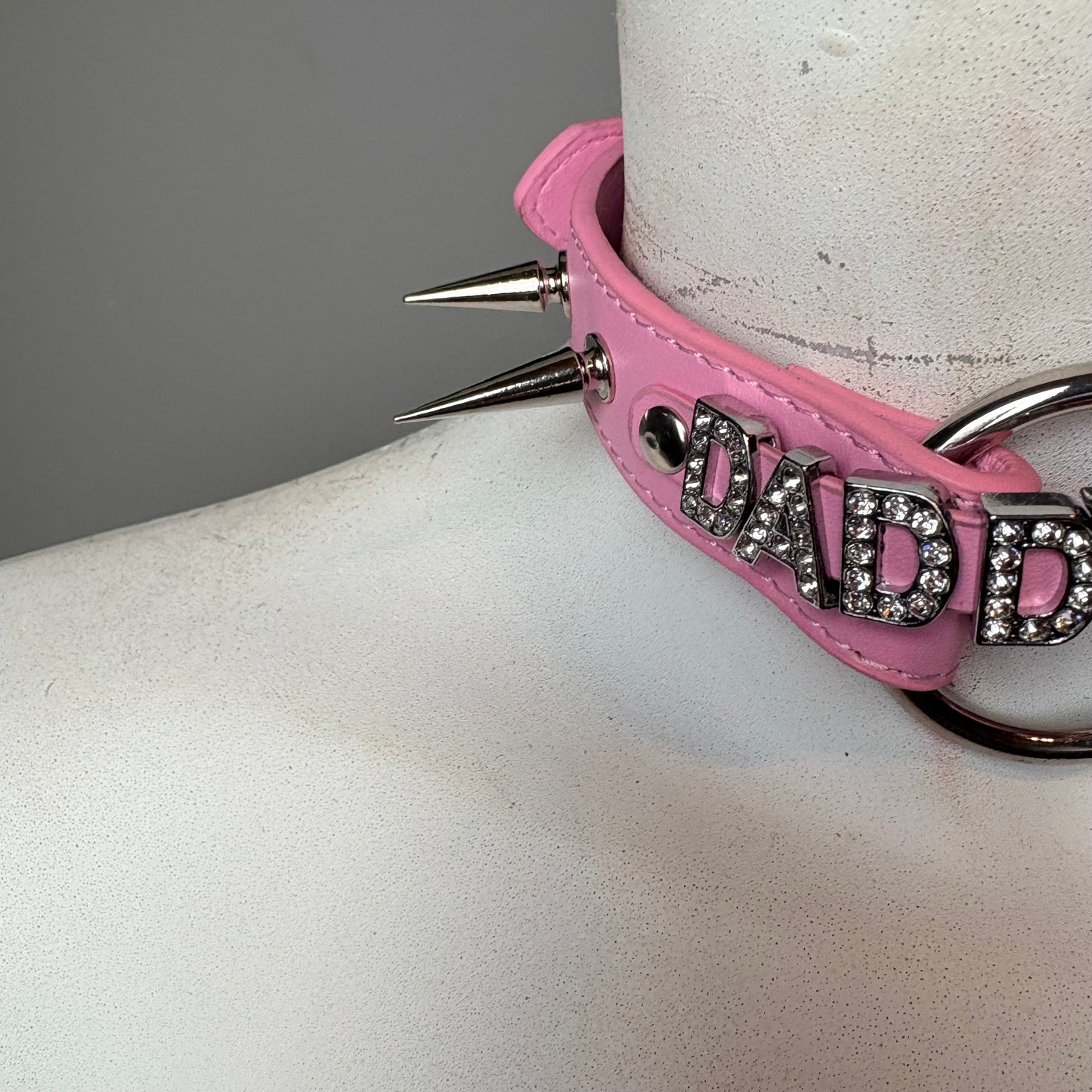 Chocker con scritta + guinzaglio