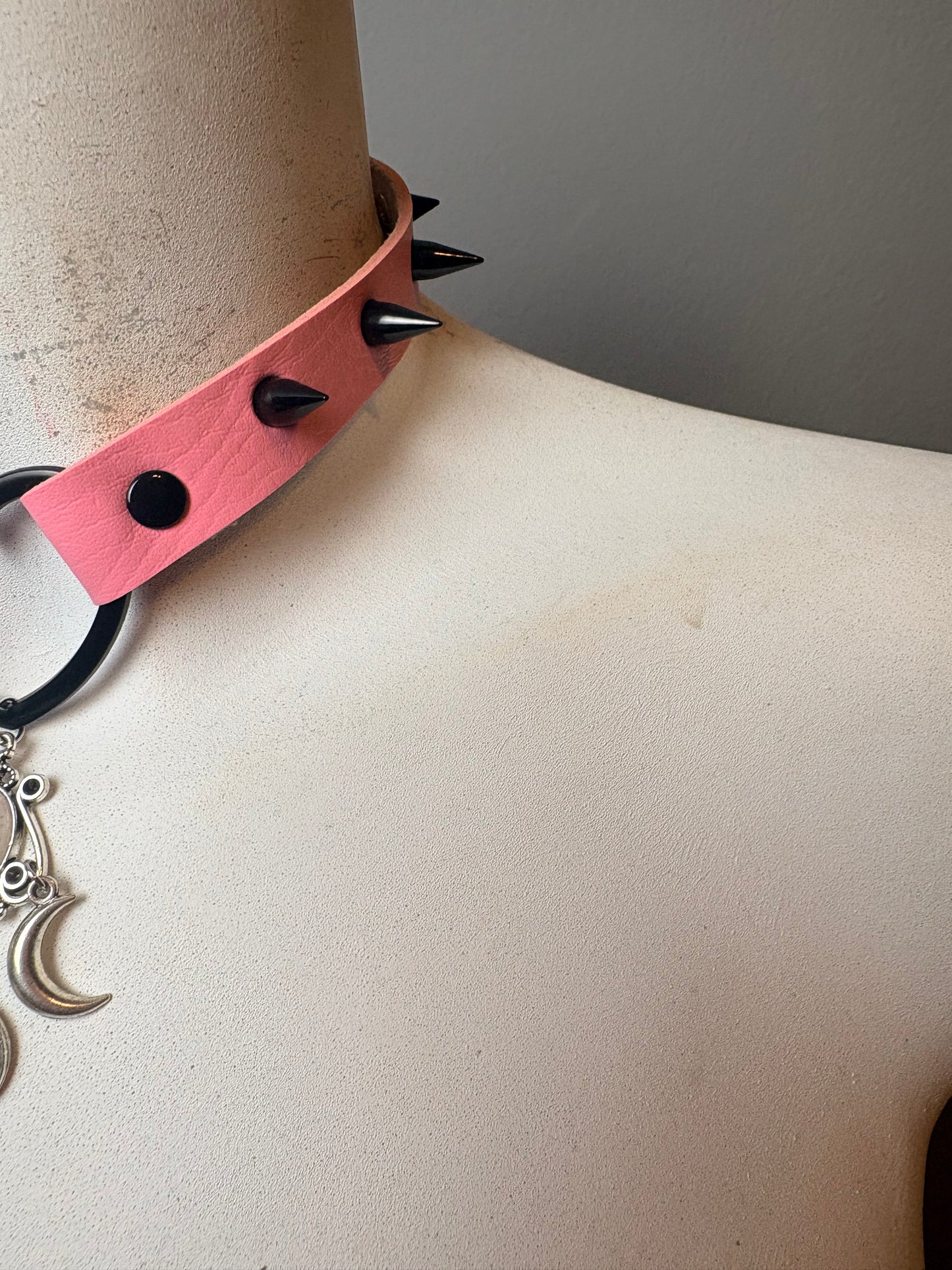 Chocker con cuore rosa e nero
