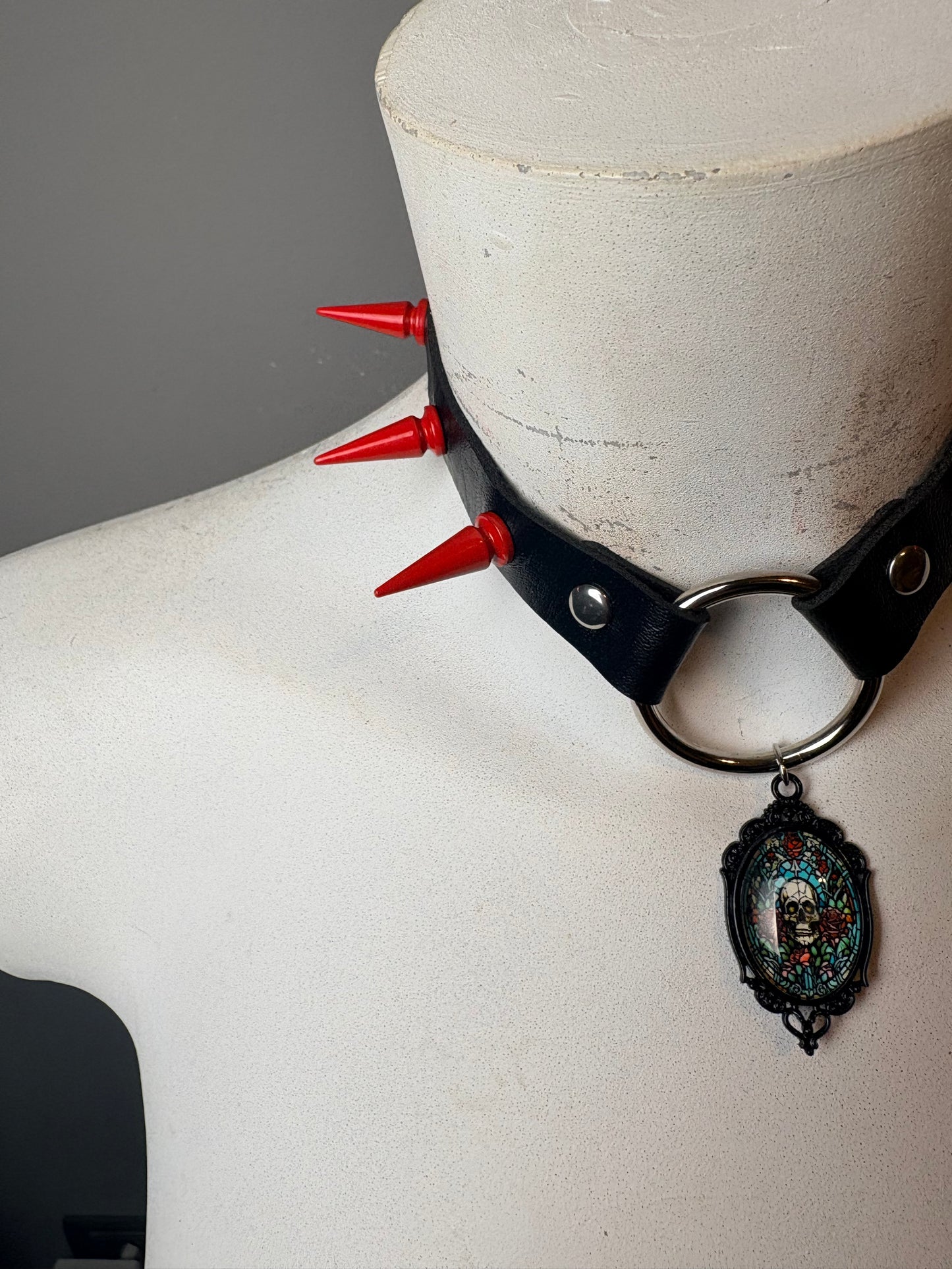 Chocker nero borchie rosse