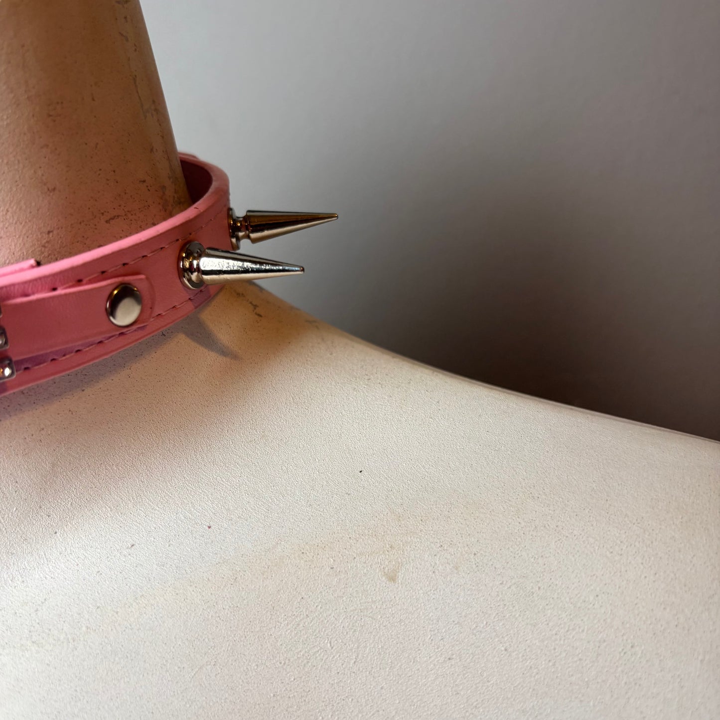 Chocker rosa con scritta “fuck me”