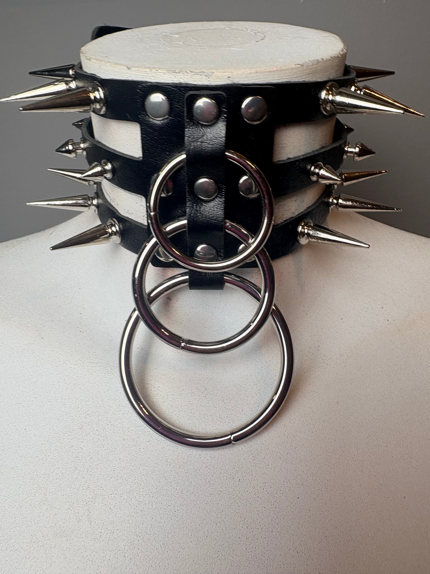 Chocker nero triplo giro con cerchi