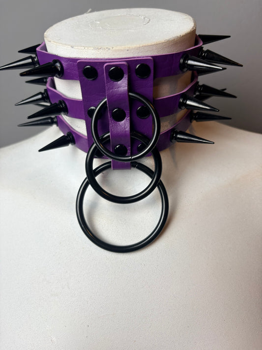 Chocker triplo giro viola con borchie nere